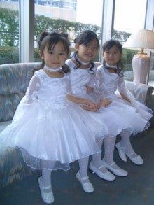 新しい学校のリーダーズSUZUKAの3姉妹幼少期の発表会写真
